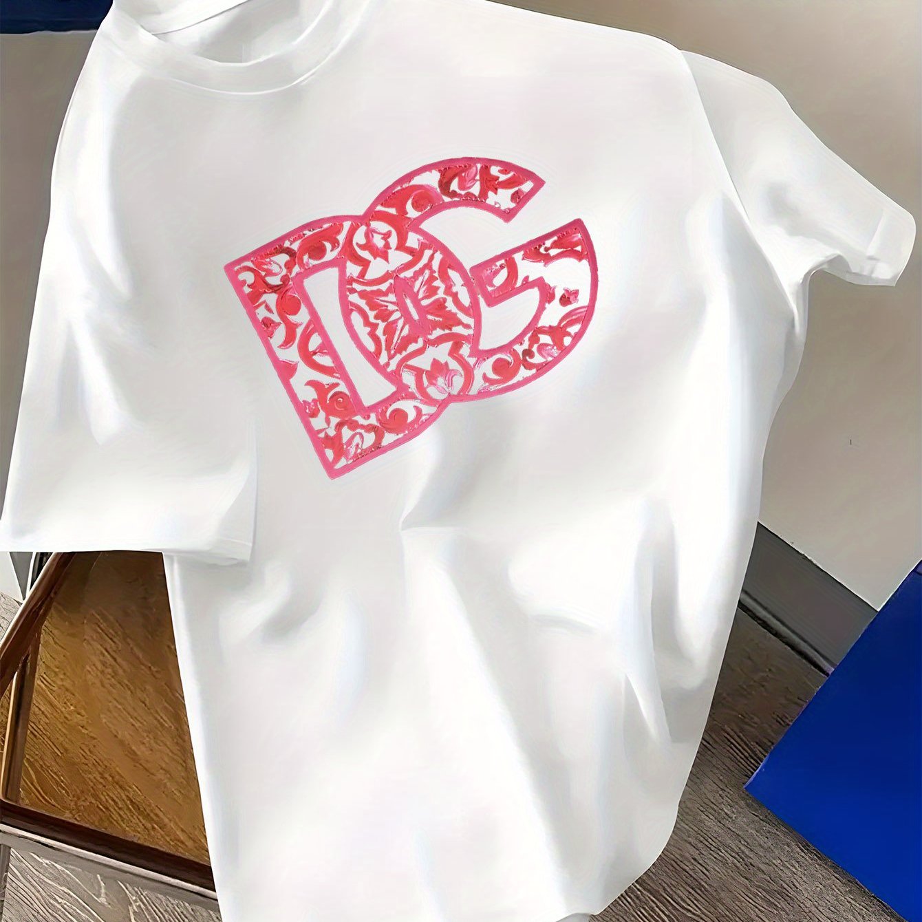T-shirt décontracté à manches courtes imprimé anglais DG nouvelle tendance, T-shirt col rond 100% polyester, avec une légère élasticité, poids du tissu 180 g, adapté aux pulls d'été.