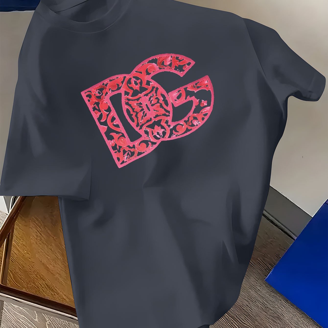 T-shirt décontracté à manches courtes imprimé anglais DG nouvelle tendance, T-shirt col rond 100% polyester, avec une légère élasticité, poids du tissu 180 g, adapté aux pulls d'été.