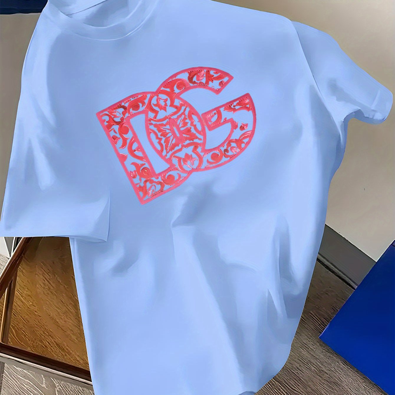 T-shirt décontracté à manches courtes imprimé anglais DG nouvelle tendance, T-shirt col rond 100% polyester, avec une légère élasticité, poids du tissu 180 g, adapté aux pulls d'été.