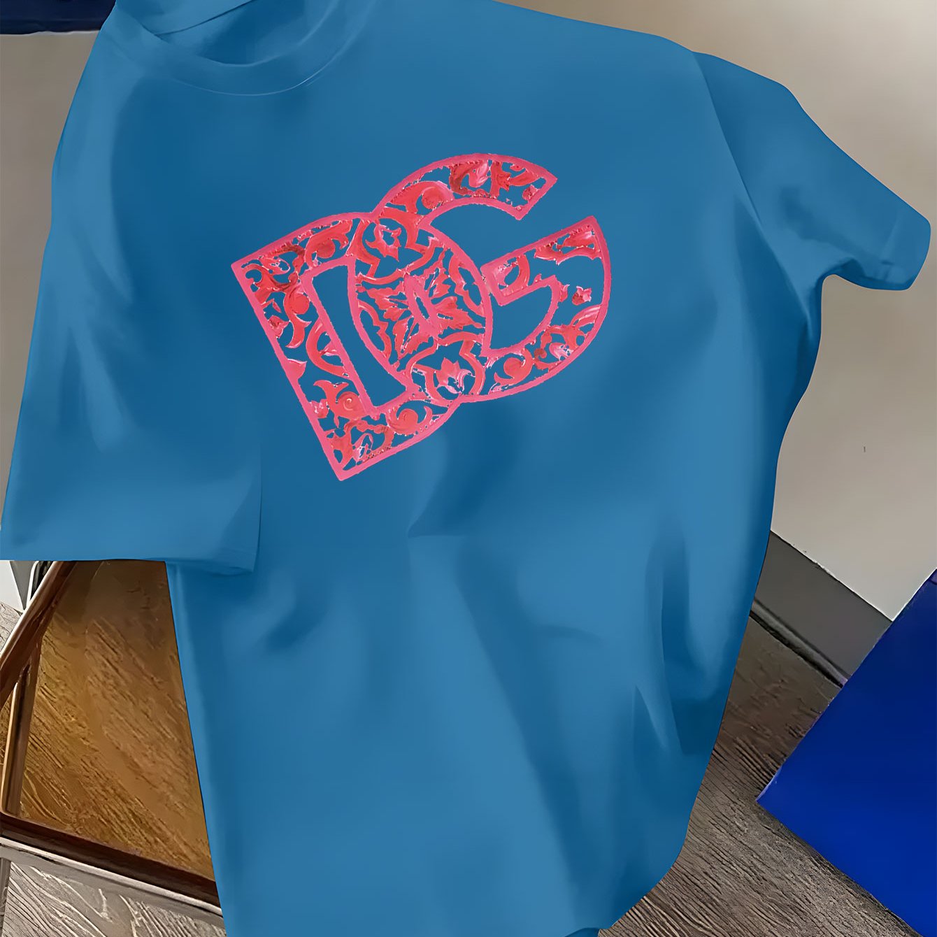T-shirt décontracté à manches courtes imprimé anglais DG nouvelle tendance, T-shirt col rond 100% polyester, avec une légère élasticité, poids du tissu 180 g, adapté aux pulls d'été.