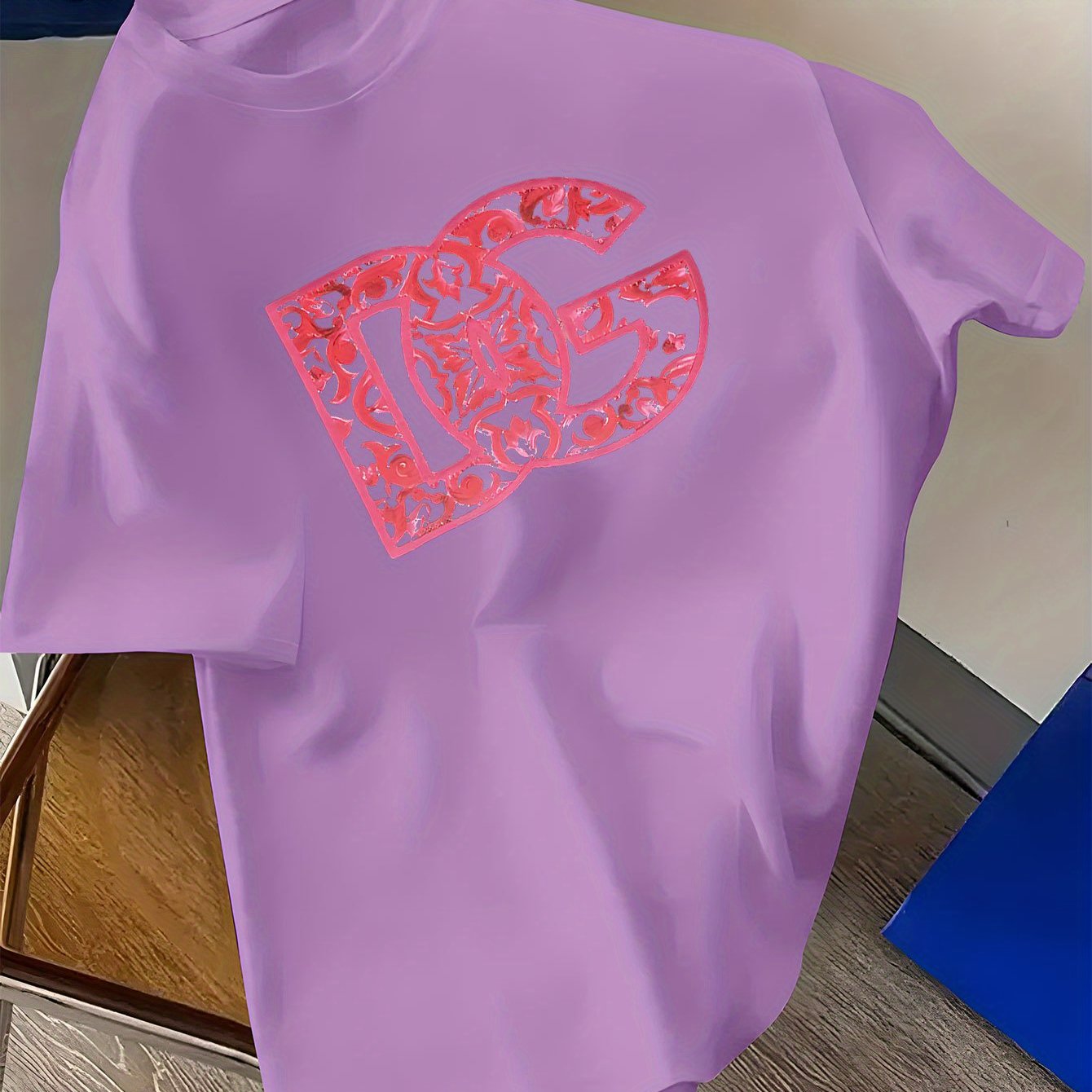 T-shirt décontracté à manches courtes imprimé anglais DG nouvelle tendance, T-shirt col rond 100% polyester, avec une légère élasticité, poids du tissu 180 g, adapté aux pulls d'été.