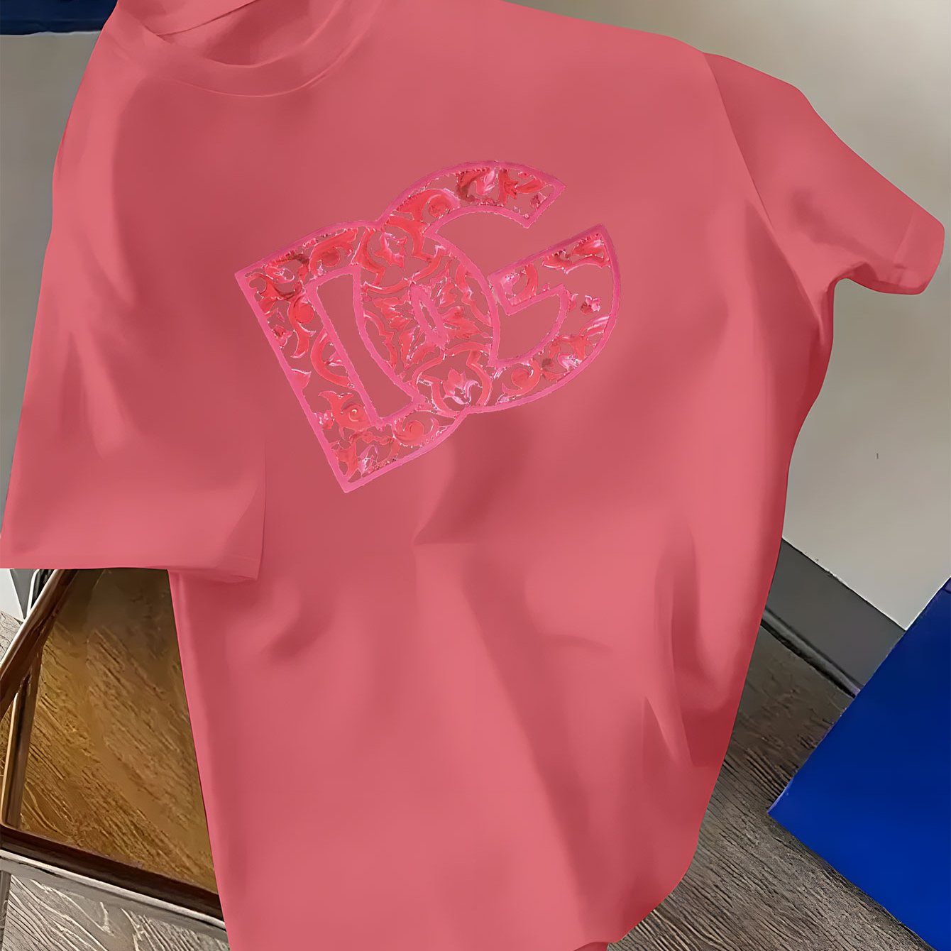 T-shirt décontracté à manches courtes imprimé anglais DG nouvelle tendance, T-shirt col rond 100% polyester, avec une légère élasticité, poids du tissu 180 g, adapté aux pulls d'été.