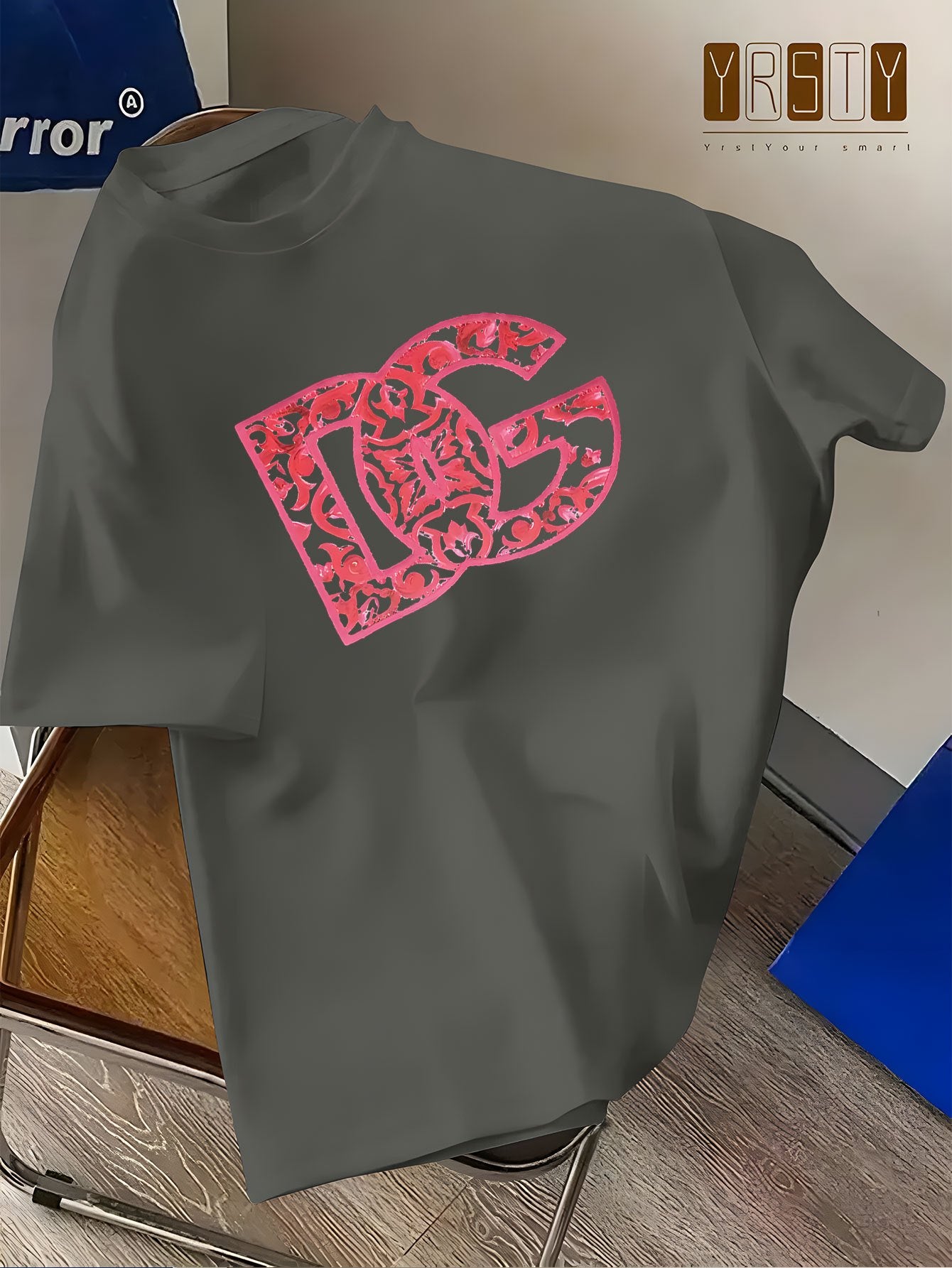 T-shirt décontracté à manches courtes imprimé anglais DG nouvelle tendance, T-shirt col rond 100% polyester, avec une légère élasticité, poids du tissu 180 g, adapté aux pulls d'été.