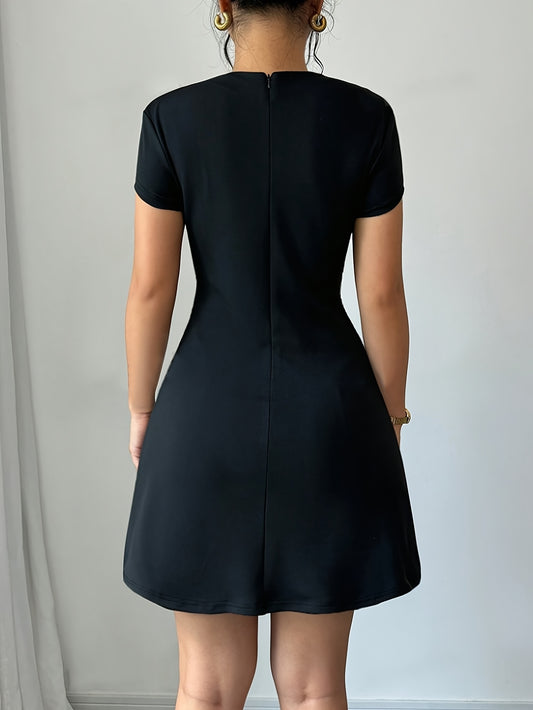 Robe mi-longue noire élégante et raffinée pour femme - Manches courtes chics, col rond avec volants.