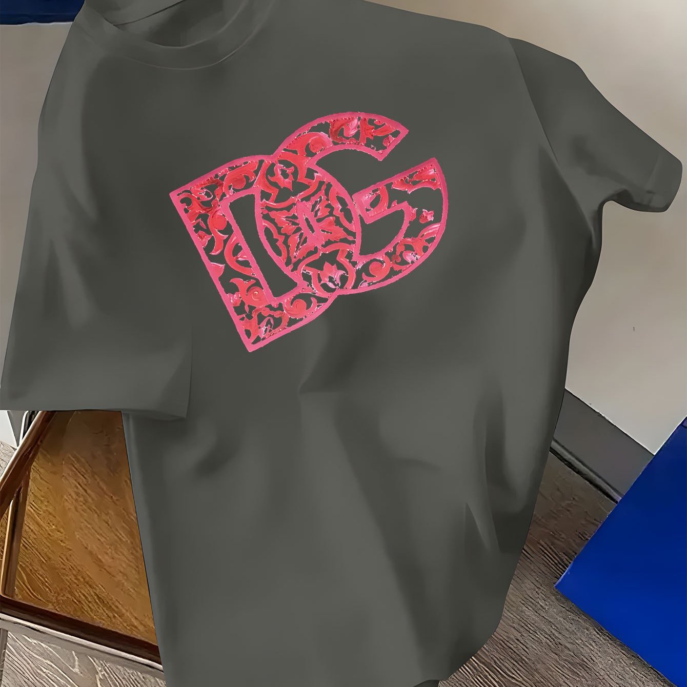 T-shirt décontracté à manches courtes imprimé anglais DG nouvelle tendance, T-shirt col rond 100% polyester, avec une légère élasticité, poids du tissu 180 g, adapté aux pulls d'été.