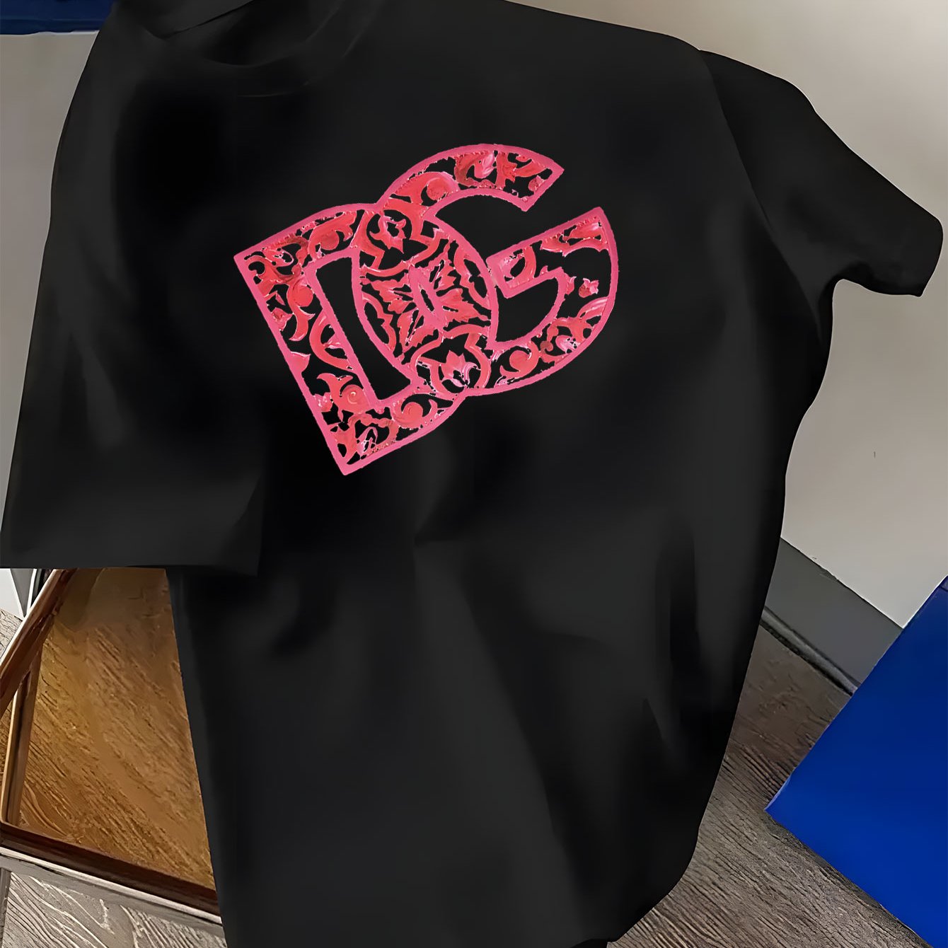 T-shirt décontracté à manches courtes imprimé anglais DG nouvelle tendance, T-shirt col rond 100% polyester, avec une légère élasticité, poids du tissu 180 g, adapté aux pulls d'été.