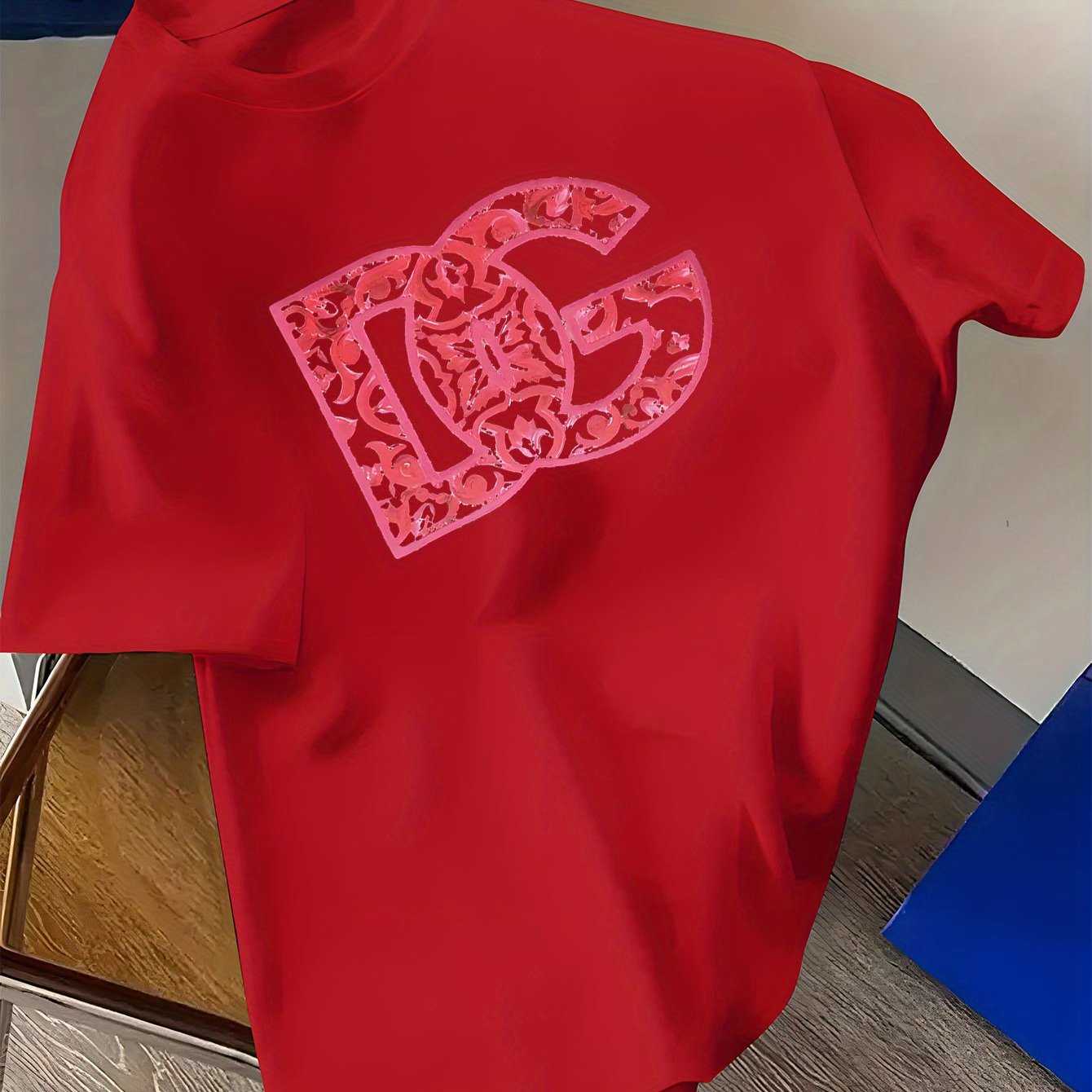 T-shirt décontracté à manches courtes imprimé anglais DG nouvelle tendance, T-shirt col rond 100% polyester, avec une légère élasticité, poids du tissu 180 g, adapté aux pulls d'été.