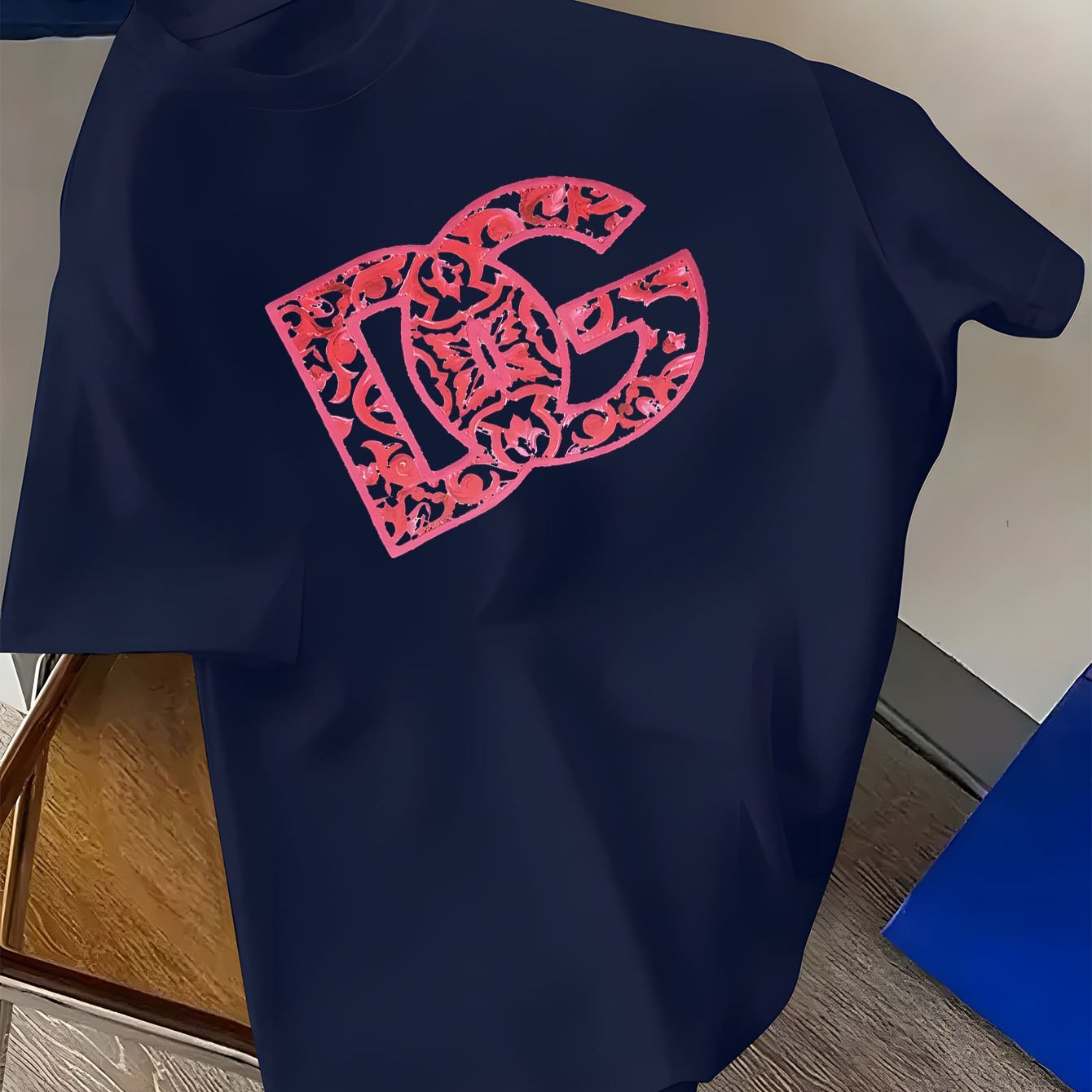 T-shirt décontracté à manches courtes imprimé anglais DG nouvelle tendance, T-shirt col rond 100% polyester, avec une légère élasticité, poids du tissu 180 g, adapté aux pulls d'été.